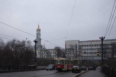 Kharkiv, Ukrayna - 1 Nisan 2016: eski yazı-SSCB tramvay yağmurlu havalarda Kharkiv, Ukrayna.