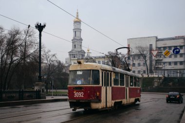 Kharkiv, Ukrayna - 1 Nisan 2016: eski yazı-SSCB tramvay yağmurlu havalarda Kharkiv, Ukrayna.