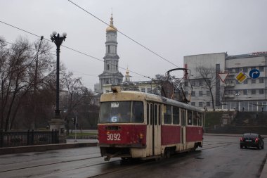 Kharkiv, Ukrayna - 1 Nisan 2016: eski yazı-SSCB tramvay yağmurlu havalarda Kharkiv, Ukrayna.