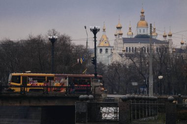 Kharkiv, Ukrayna - 1 Nisan 2016: eski yazı-SSCB tramvay yağmurlu havalarda Kharkiv, Ukrayna.