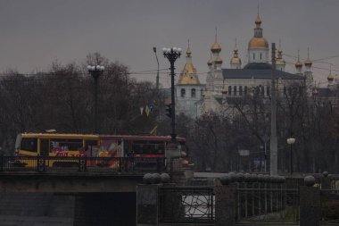 Kharkiv, Ukrayna - 1 Nisan 2016: eski yazı-SSCB tramvay yağmurlu havalarda Kharkiv, Ukrayna.