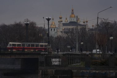 Kharkiv, Ukrayna - 1 Nisan 2016: eski yazı-SSCB tramvay yağmurlu havalarda Kharkiv, Ukrayna.