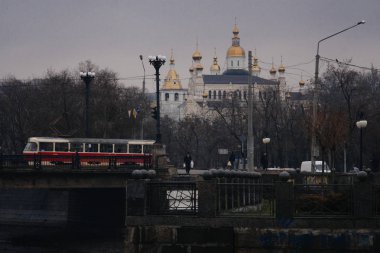 Kharkiv, Ukrayna - 1 Nisan 2016: eski yazı-SSCB tramvay yağmurlu havalarda Kharkiv, Ukrayna.