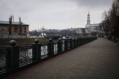 Kharkiv, Ukrayna - 1 Nisan 2016: eski yazı-SSCB tramvay Kharkiv, Ukrayna şehir merkezinde yağmurlu havalarda köprüsünde.