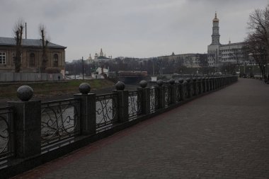 Kharkiv, Ukrayna - 1 Nisan 2016: eski yazı-SSCB tramvay Kharkiv, Ukrayna şehir merkezinde yağmurlu havalarda köprüsünde.