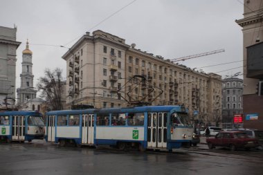 Kharkiv, Ukrayna - 1 Nisan 2016: eski yazı-SSCB tramvay yağmurlu havalarda Kharkiv, Ukrayna.