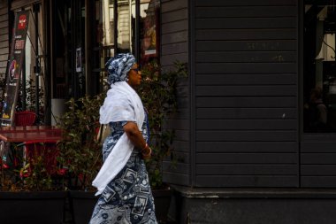 Paris, Fransa - 10 Ekim 2016: 19 Arrisondonment, Paris, Fransa üzerinde 10 Ekim 2016, sokaklarında yürüyüş Afrika Fransız Müslüman kadın