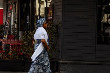 Paris, Fransa - 10 Ekim 2016: 19 Arrisondonment, Paris, Fransa üzerinde 10 Ekim 2016, sokaklarında yürüyüş Afrika Fransız Müslüman kadın
