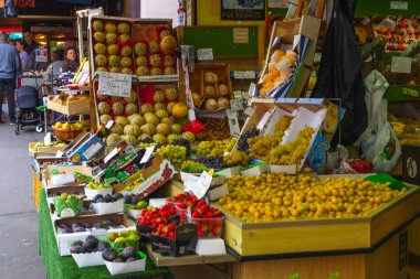 Tarih 10 Ekim 2016, Paris, Fransa. Çeşitli sebze ve meyve gösterisi penceresinde Paris'te geleneksel pazarının koyulur