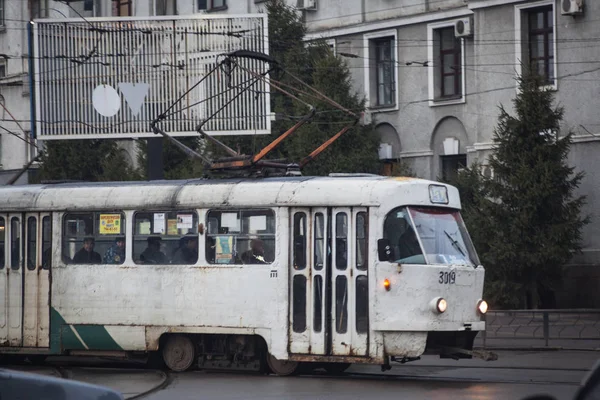 乌克兰哈尔科夫 2016年4月1日 乌克兰哈尔科夫多雨天气下的旧后电车 — 图库照片
