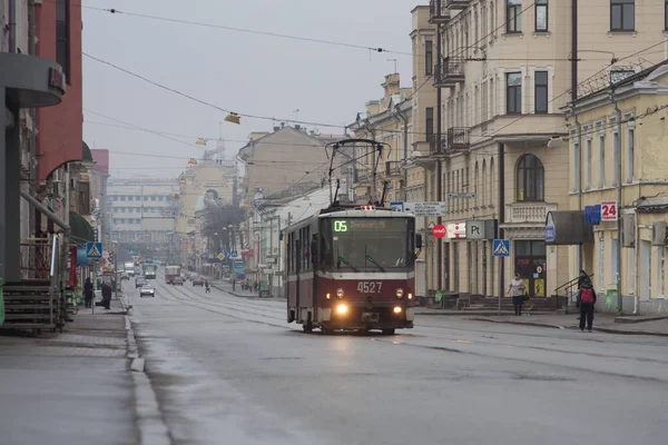 Kharkiv Ukrajna 2016 Április Régi Post Szovjetunió Villamos Esős Időben — Stock Fotó
