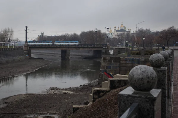 Kharkiv Ukrajna 2016 Április Régi Post Szovjetunió Villamos Bridge Esős — Stock Fotó