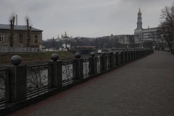 Charkov Ukrajina Duben 2016 Staré Post Sssr Tramvaje Mostě Deštivém — Stock fotografie