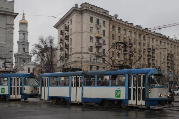 乌克兰哈尔科夫 2016年4月1日 乌克兰哈尔科夫多雨天气下的旧后电车 — 图库照片