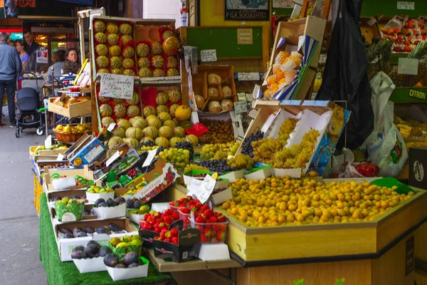 フランス 2016 な野菜や果物 伝統的な市場でパリのショー ウィンドウのレイアウトします — ストック写真