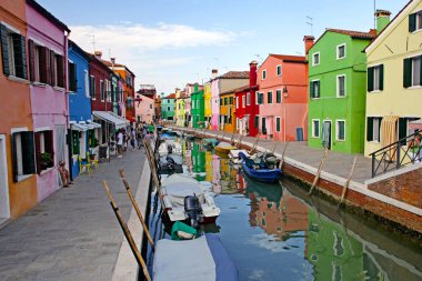 Burano Adası, Venedik, İtalya 'da renkli evler alındı 