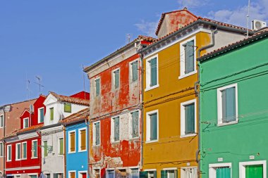 Venedik, burano Adası canal, küçük renkli evler ve tekneler 