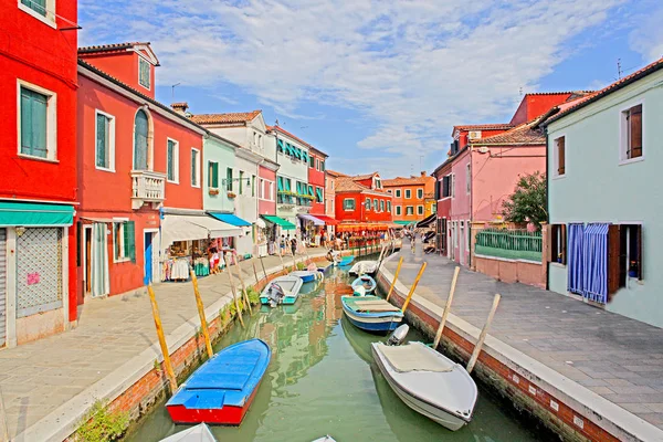 ヴェニス ブラーノ島運河 小さい着色された家およびボート — ストック写真