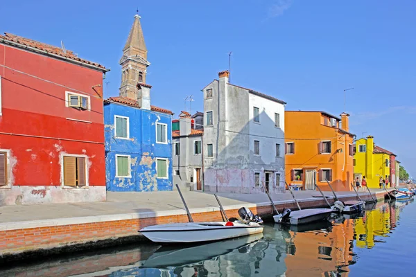 Benátky Burano Ostrov Průplavu Malé Barevné Domy Čluny — Stock fotografie