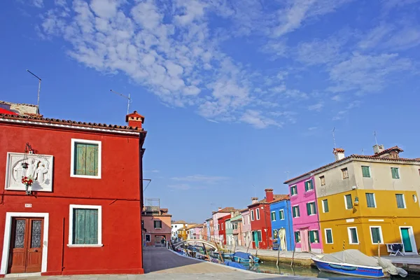 Venedik Burano Adası Canal Küçük Renkli Evler Tekneler — Stok fotoğraf