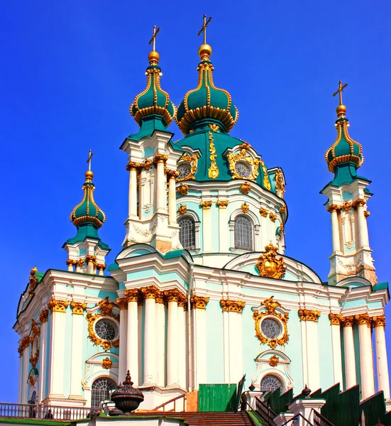 在乌克兰基辅史上春天的美丽圣安德鲁大教堂 — 图库照片