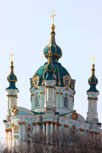 在乌克兰基辅史上春天的美丽圣安德鲁大教堂 — 图库照片