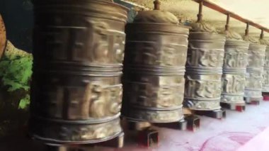 Katmandu, Nepal - 20 Eylül 2018: Tibet ibadet tekerlerimi ya da sadık Budistler dua'nın rulo, Sanskritçe bir yazı ile ' om mani beni asılı yastık