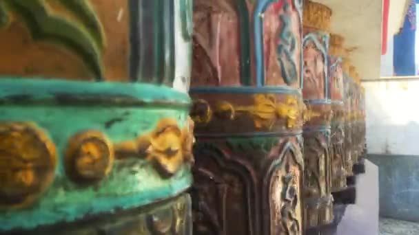 Roda Doa Tibet Atau Gulungan Doa Umat Buddha Yang Setia — Stok Video