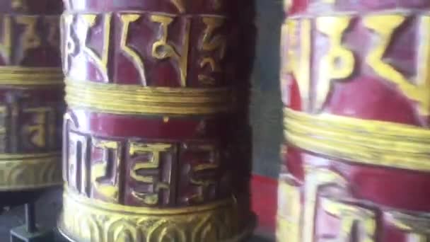 Tybetańskie Kółka Modlitewne Lub Rolki Modlitewne Wiernych Buddystów Sanskryckim Napisem — Wideo stockowe