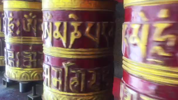 カトマンズ ネパール 2018 チベットの祈りホイールまたはのサンスクリット語書くと忠実な仏教徒の祈りのロール パッド ハング私 — ストック動画