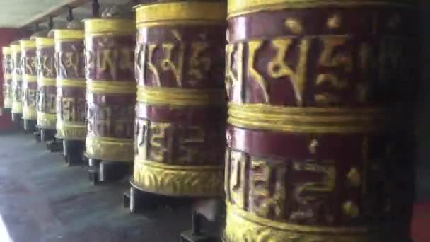 尼泊尔加德满都 2018年9月20日 西藏祈祷轮或祈祷卷的忠实佛教徒与梵文写 Mani 垫我挂 — 图库视频影像