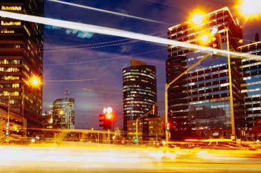 Tel Aviv, gece, gökdelen inşaat siteleri ve trafik içinde Tel aviv