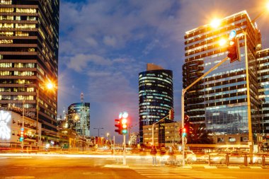 Tel Aviv, gece, gökdelen inşaat siteleri ve trafik içinde Tel aviv