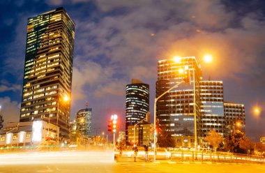 Tel Aviv, gece, gökdelen inşaat siteleri ve trafik içinde Tel aviv