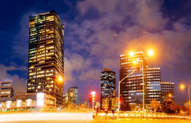 Tel Aviv, gece, gökdelen inşaat siteleri ve trafik içinde Tel aviv