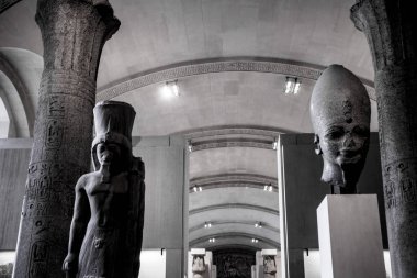 Paris, Fransa, Joctober 3, 2016: koleksiyon Mısır Le Louvre de sunulan Sanat. Le Louvre dünyanın en büyük ve en popüler Sanat Müzesi biridir.