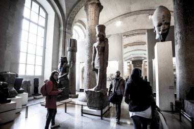Paris, Fransa, Joctober 3, 2016: koleksiyon Mısır Le Louvre de sunulan Sanat. Le Louvre dünyanın en büyük ve en popüler Sanat Müzesi biridir.