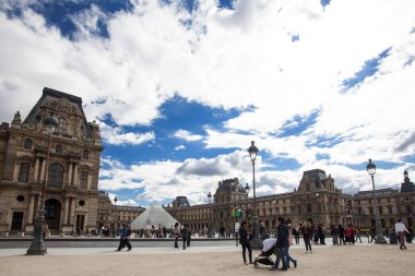 PARIS, FRANCE - 3 Ekim 2016: Louvre Müzesi anlamına gelen Louvre Müzesi 'ni ziyaret edenler
