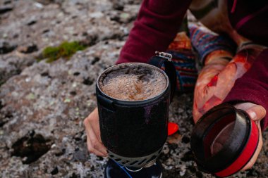 Gaz-brülör İzlanda doğada taze kahve