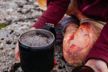 Gaz-brülör İzlanda doğada taze kahve