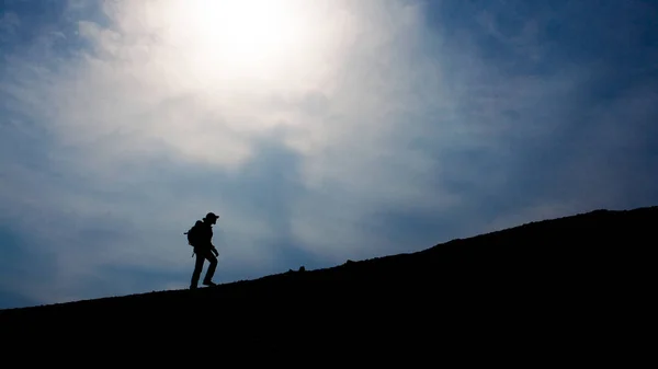 Tourist Walking Hill Silhouette — Stock Photo, Image