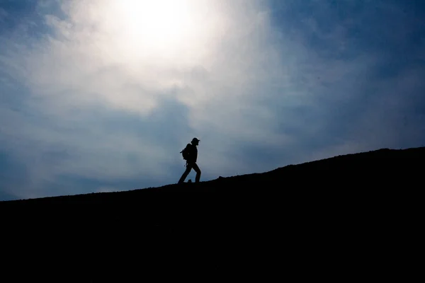 Touristenspaziergang Auf Dem Hügel Silhouette — Stockfoto