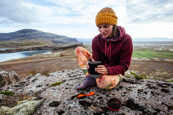 Młoda Kobieta Turystyczne Ubrania Parzenia Kawy Charakter Islandii — Zdjęcie stockowe