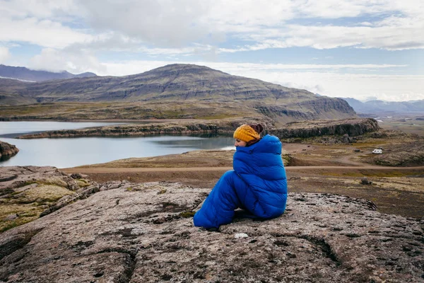 Młoda Kobieta Ciepły Niebieski Śpiwór Kamieniach Północnej Masy Islandia — Zdjęcie stockowe