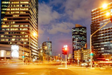 Tel Aviv, gece, gökdelen inşaat siteleri ve trafik içinde Tel aviv