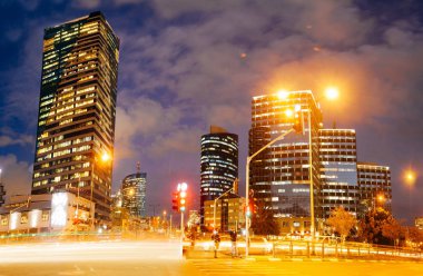 Tel Aviv, gece, gökdelen inşaat siteleri ve trafik içinde Tel aviv