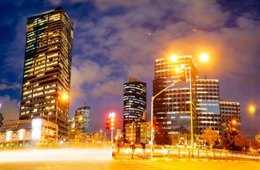 Tel Aviv, gece, gökdelen inşaat siteleri ve trafik içinde Tel aviv