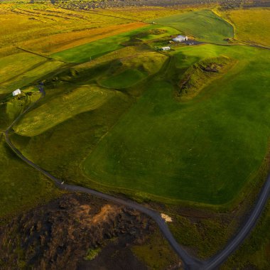 İzlanda drone ile günbatımı zamanında peyzaj