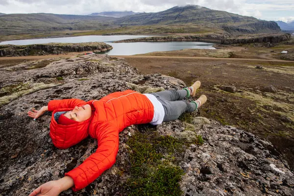 Młoda Kobieta Czerwonym Płaszczu Spoczywała Kamień Mchu Islandii Piękny Widok — Zdjęcie stockowe