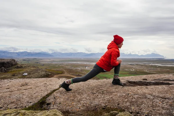 Młoda Kobieta Sportive Sprawia Poranne Zajęcia Jogi Islandia — Zdjęcie stockowe